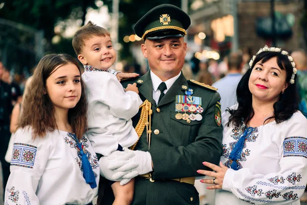 Kyiv, Ukrayna - 22 Ağustos 2021: 30 yıllık Ukrayna Bağımsızlık Günü askeri geçit töreninin provası. Askeri üniformalı bir subay, aile üniformalı, Ukrayna nakışlı gömlekli.