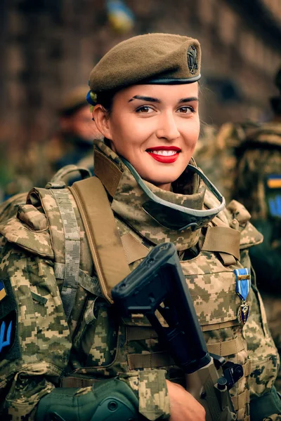 Kyiv, Ukrayna - 22 Ağustos 2021: 30 yıl süren Ukrayna Bağımsızlık Günü dolayısıyla askeri geçit töreninin provası. Khreshhatyk caddesinde askeri üniformalı, gülümseyen Ukraynalı kadın asker.