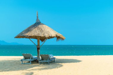 İdealist manzara cennet sahnesi plajda açık mavi gökyüzü gününde boş şezlonglarla