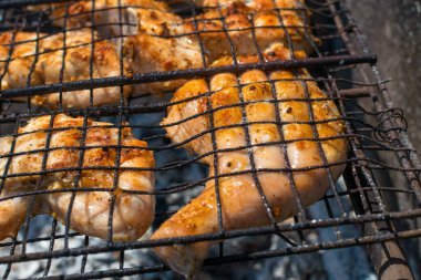 Metal ızgarada kızarmış tavuk.