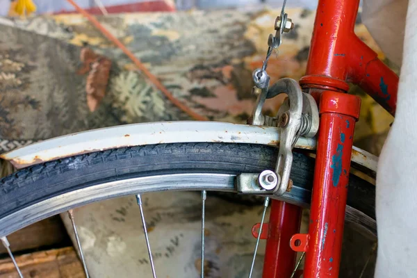 Rad Und Lenker Eines Alten Roten Fahrrads — Stockfoto