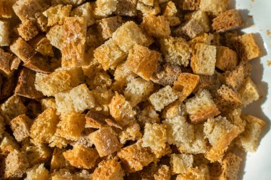 Kızarmış ekmek kırıntıları. Masada güneş ışığı altında tuzlu.