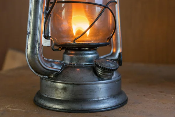 オレンジの火が入ったヴィンテージ灯油ランプとガラス電球が閉じます — ストック写真