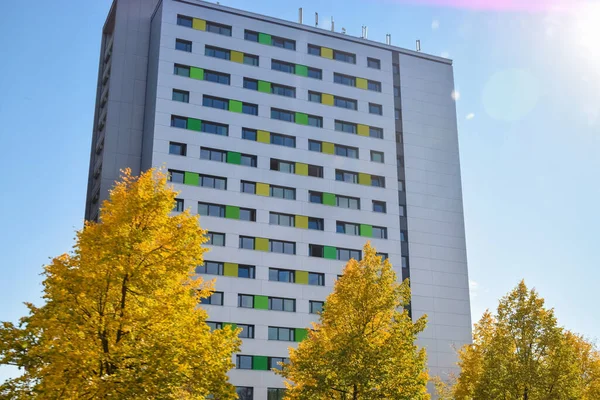 Edificio Alto Con Ventanas Colores Árboles Amarillos Europa Otoño — Foto de Stock