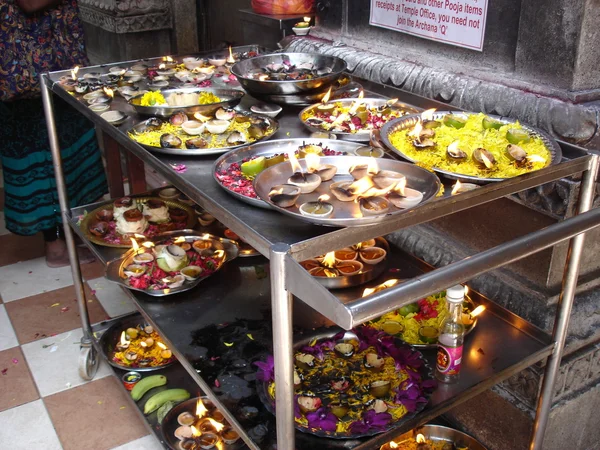 Kuala Lumpur, hinduistischer Tempel. hinduistische Götter darbringen — Stockfoto