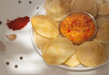 Hint mutfağı. Luchi tortilla ve pişmiş sebze..