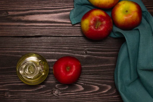Apfelessig Einer Glaskaraffe Auf Einem Dunklen Holztisch Äpfel Der Nähe — Stockfoto