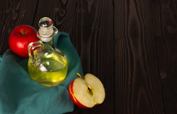 Cuka Sari Apel Dalam Botol Kaca Atas Meja Kayu Yang — Stok Foto