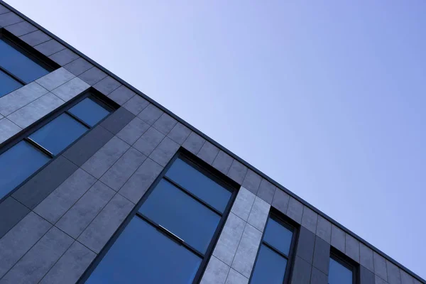 Parte Edifício Com Janelas Céu Azul Diagonal — Fotografia de Stock