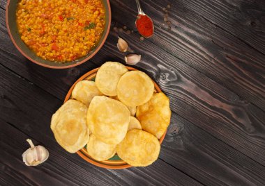 Turşu görünümlü Halwa Puri & nohutları