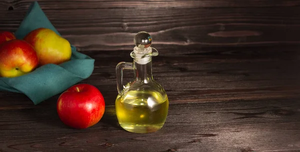 Cuka Sari Apel Dalam Botol Kaca Atas Meja Kayu Yang — Stok Foto