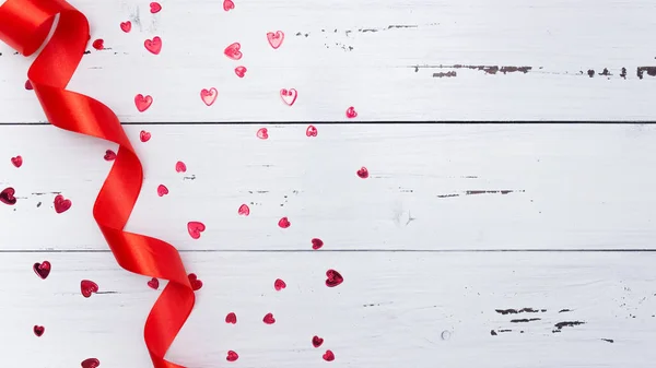 Roztroušená Červená Srdce Saténová Stuha Bílém Dřevěném Pozadí Valentýna Horní — Stock fotografie