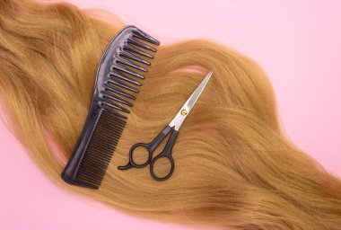 Saç, makas ve tarakla pembe arka plan, üst manzara. Kuaför, kuaför.