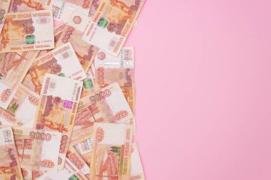Beş bin dolarlık Rus rublesi banknotları, pembe arka plan, mesaj için boş alan. Yukarıdan manzara. Para