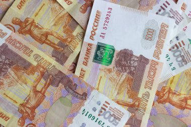 Rus rublesinin yüz değeri beş bin ruble. Yukarıdan manzara. Para