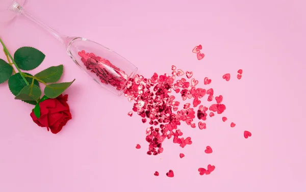 Červená Srdce Vytékají Sklenice Šampaňského Růže Růžové Pozadí Horní Pohled — Stock fotografie
