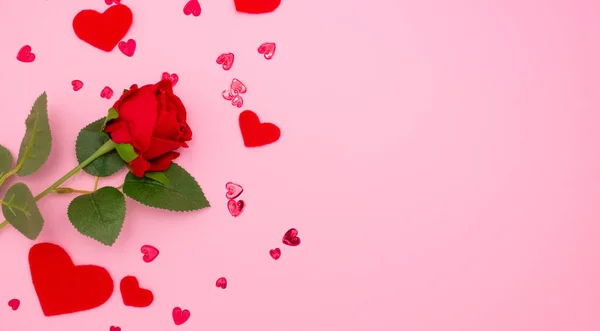 Růže Červená Srdce Růžovém Pozadí Horní Pohled Copyspace Koncept Valentýna — Stock fotografie