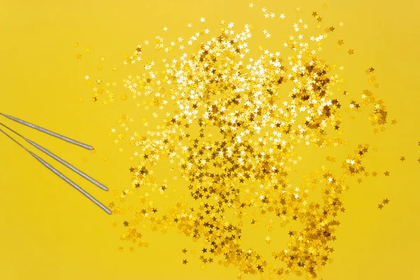 Звезды Конфетти Сверкающие Палочки Жёлтом Фоне Вид Вершины Концепция Празднования — стоковое фото