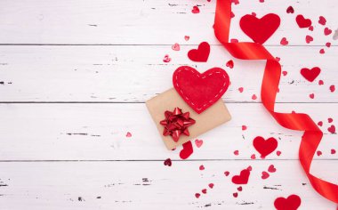 Beyaz ahşap arka planda hediye ve kırmızı kalpler, üst manzara. Copyspace, Sevgililer Günü konsepti.