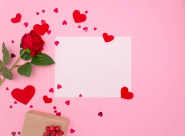 Hediye, gül ve pembe arka planda kırmızı kalpler, üst manzara. Copyspace, Sevgililer Günü konsepti.