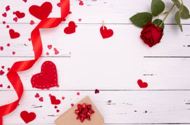 Beyaz ahşap arka planda hediye, gül ve kırmızı kalpler, üst manzara. Copyspace, Sevgililer Günü konsepti.