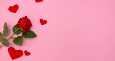 Pembe arka planda gül ve kırmızı kalpler, üst manzara. Copyspace, Sevgililer Günü konsepti.
