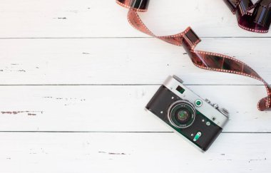 Beyaz arka planda nadir bulunan bir kamera ve film. Metin için boş alan.