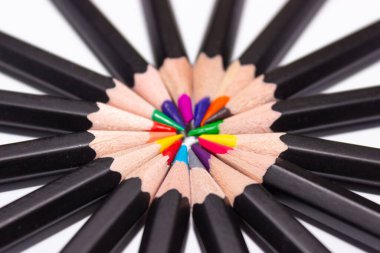 Daire çizmek için renkli kalemler. Çocukluk konsepti, parlaklık, eğlence