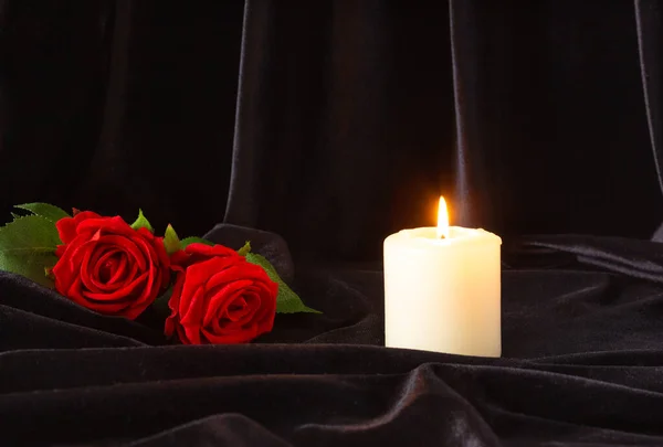 Una Vela Encendida Una Rosa Roja Sobre Fondo Negro Concepto — Foto de Stock