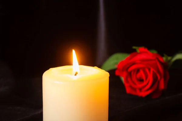 Una Candela Accesa Una Rosa Rossa Sfondo Nero Concetto Condoglianze — Foto Stock