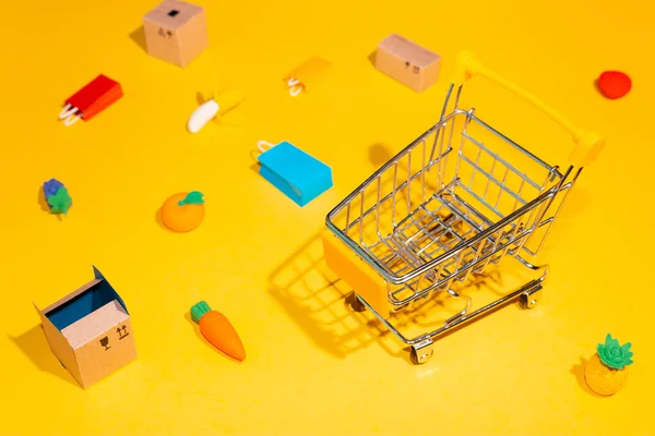 Small Grocery Cart Boxes Fruits Bags Yellow Background — Fotografia de Stock