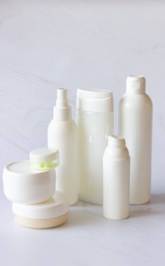 Arka planda kozmetik ürünleri için beyaz şişeler ve kutular. Temiz, yerleşim ve şablon