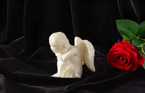 Malá Socha Anděla Křídly Červenou Růží Černém Pozadí Koncept Pohřbu — Stock fotografie