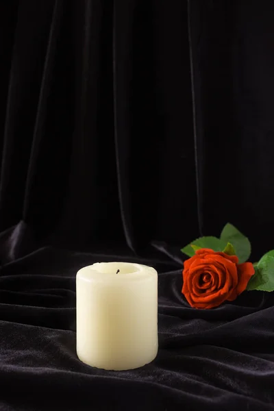 Zhasnutá Svíčka Rudá Růže Černém Pozadí Koncept Smutku Soustrasti Pohřbu — Stock fotografie