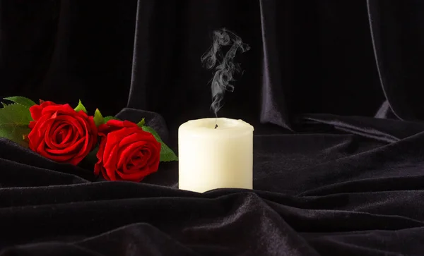 Una Candela Spenta Una Rosa Rossa Fondo Nero Concetto Lutto — Foto Stock