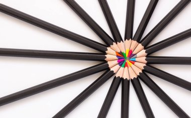 Daire çizmek için renkli kalemler. Çocukluk konsepti, parlaklık, eğlence