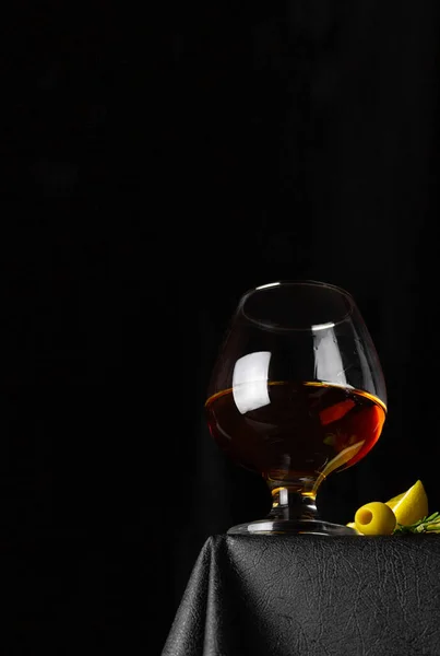 Koniak Rum Whisky Lub Inny Napój Alkoholowy Szklance Oliwki Czarnym — Zdjęcie stockowe