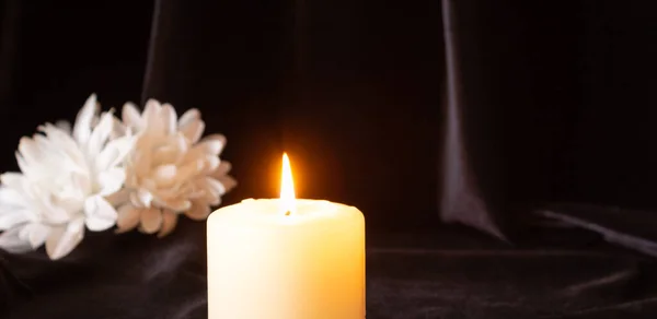 Uma Vela Acesa Uma Flor Branca Sobre Fundo Preto Conceito — Fotografia de Stock