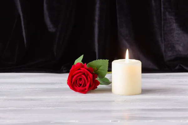 Concepto Recuerdo Funerales Condolencias Vela Rosa Roja Sobre Fondo Negro — Foto de Stock