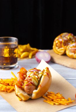 Sebzeli sosisli sandviç, hardal ve ketçap. Fast food, sokak yemeği. Dikey yönelim.