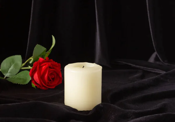 Egy Eloltott Gyertya Egy Vörös Rózsa Fekete Alapon Gyász Részvétnyilvánítás — Stock Fotó