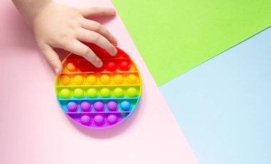 Rengarenk anti-stres oyuncakları. Kıpırdayın. Çocuğun eline koyun.