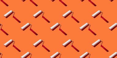 Turuncu arka planda resim yapmak için paten, şablon, sert gölgeler. İnşaat aletleri, tamirat. Tasarım için arkaplan.