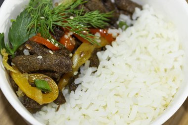 Biberli biftek ve beyaz pirinç. Kapat.