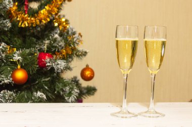 Süslü bir Noel ağacının arka planında şampanya bardakları. Tatil konsepti, yeni yıl..
