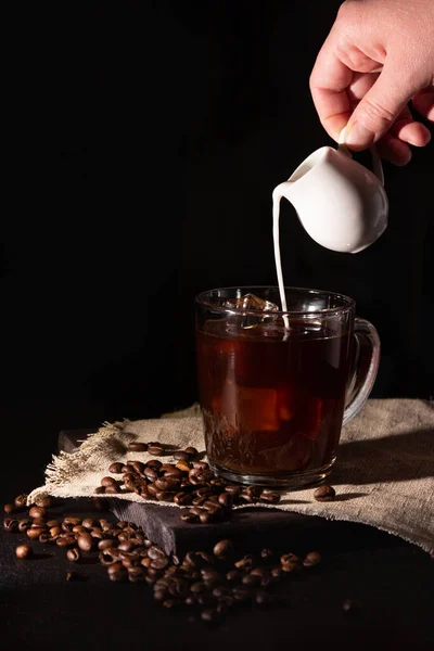 Стеклянная Чашка Холодным Кофе Льдом Кофейные Зерна Темном Фоне Крем — стоковое фото