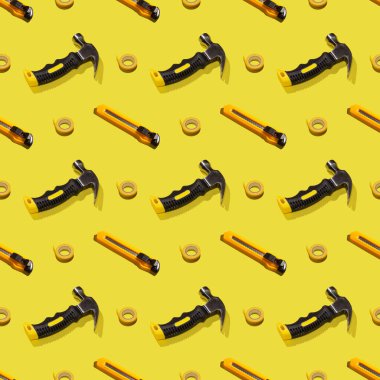 Çekiçler, bıçaklar ve sarı arka planda koli bandı, desen, sert gölgeler. İnşaat aletleri, tamirat. Tasarım için arkaplan.