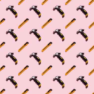 Pembe arka planda çekiç ve bıçak, desen, sert gölgeler. İnşaat aletleri, tamirat. Tasarım için arkaplan.