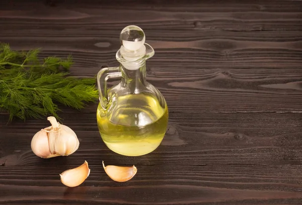 Minyak Bawang Putih Dalam Botol Kaca Atas Meja Kayu Bawang — Stok Foto