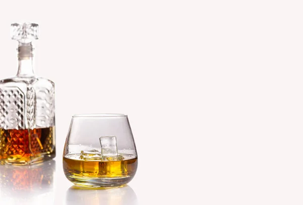 Szklana Karafka Połowie Wypełniona Koniakiem Lub Innym Napojem Alkoholowym Szklanka — Zdjęcie stockowe